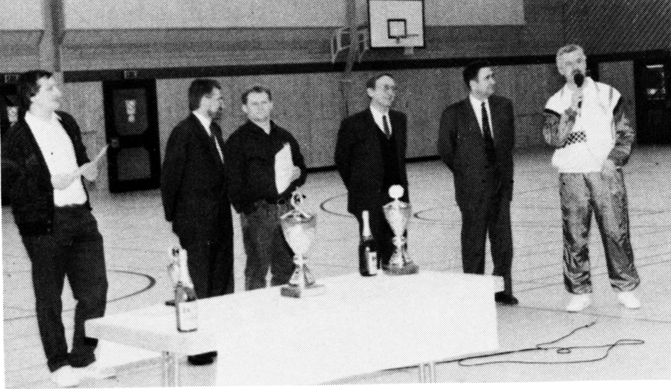 Siegerehrung beim Jubiläums-Hallenfußballturnier; v.l. Werner Bay, Schirmherr MDL Georg Winter, Jakob Kehrle, Präses Rainer Kuhn, Bgm. Gerhard Kornmann, Hans Süß (Laupheim)