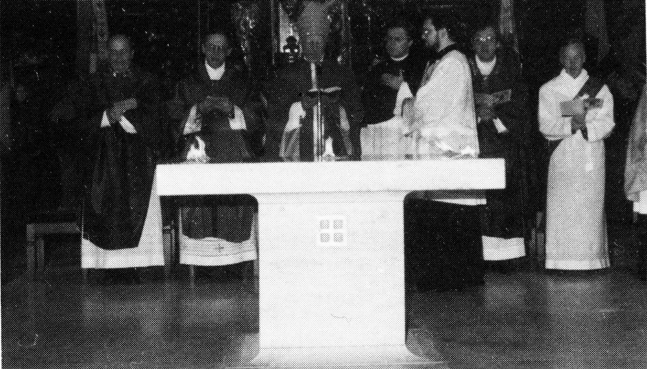 Altarweihe am 14.12.1991 - v.l. Diözesanpräses Josef Hosp, Präses Rainer Kuhn, Erzbischof Dr. Josef Stimpfle; rechts: der damalige Präses der Kolpingsfamilie Gundelfingen und heutige Diözesanpräses Alois Zeller und Diakon Franz Zeller